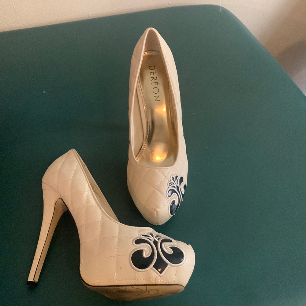 Dereon Fleur De Lis Vegan Quilted Platform Pumps 10